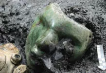Desentierran máscara serpiente de 2000 años en la base de una pirámide en México